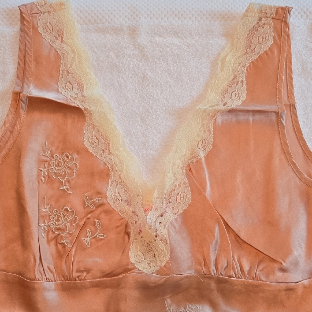 Gold Hawk Peach Satin Chemise with Lace Trim And Detail Size LG. NWT 100% SILK - Picture 5 of 9